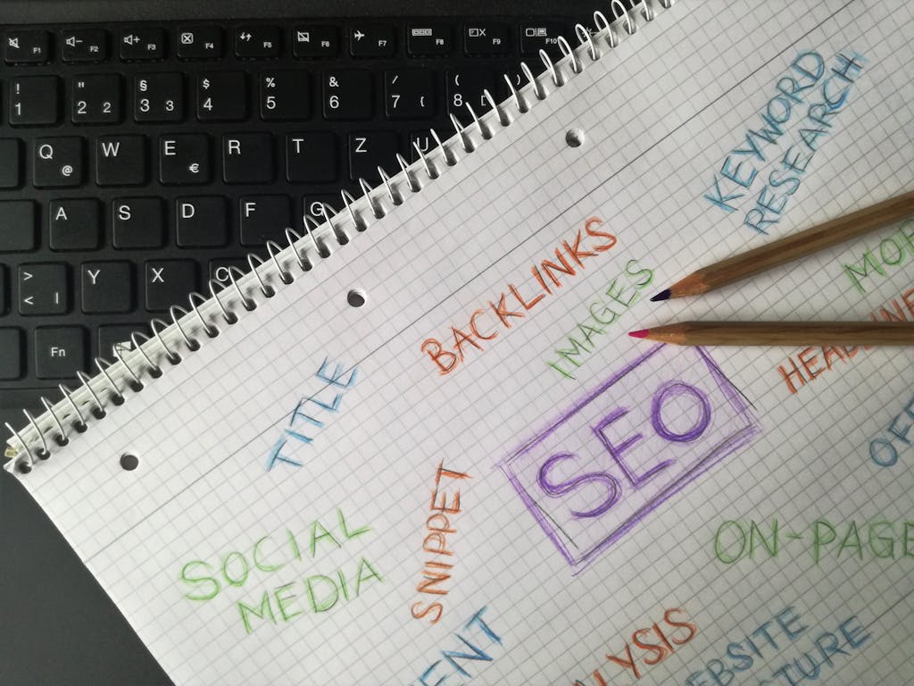 Zoom sur un cachier avec termes seo et des mots-clés, une stratégie de marketing digital est mis en avant.
