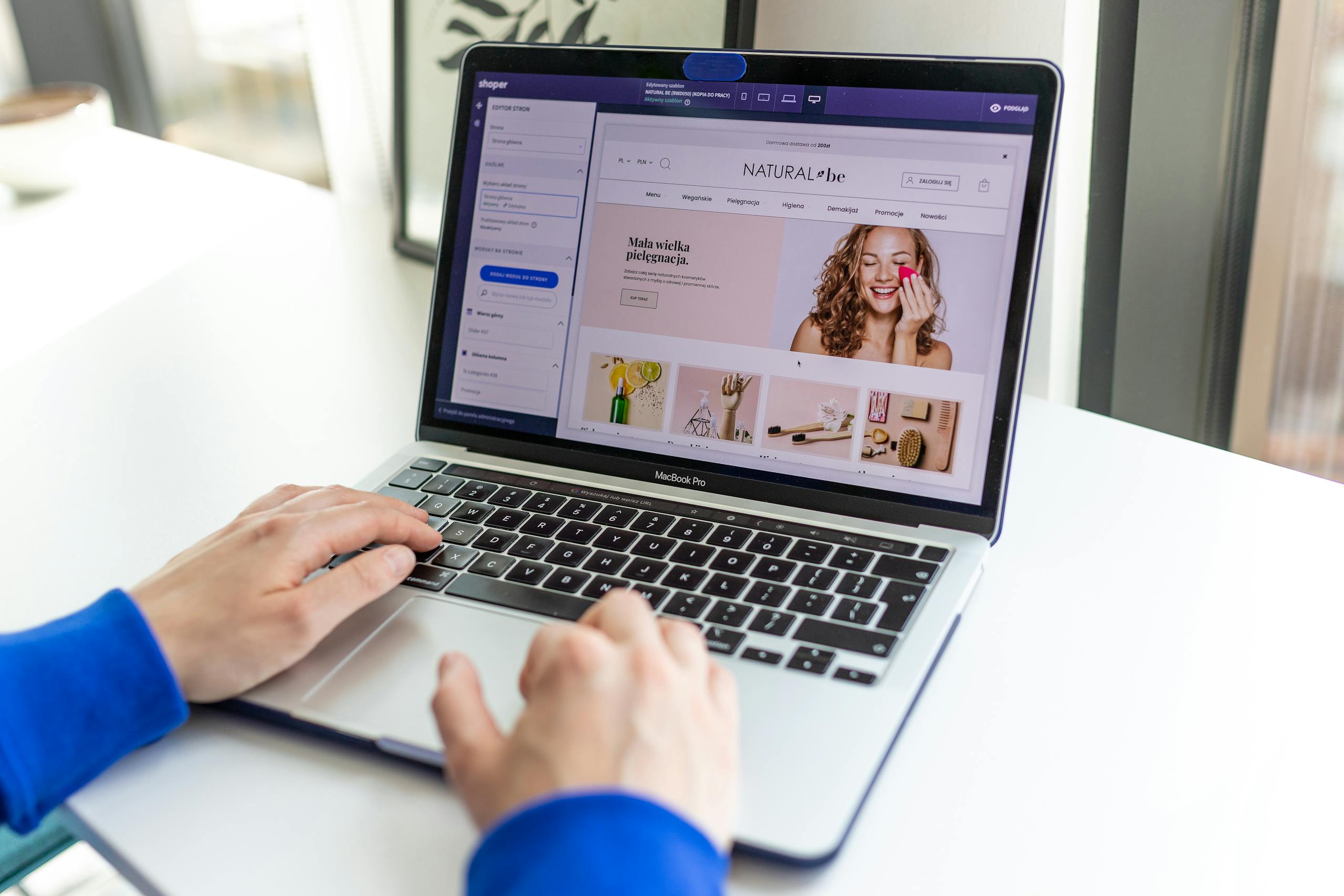 Mains tapant sur un clavier d’ordinateur avec un site e-commerce ouvert montrant des produits de beauté.