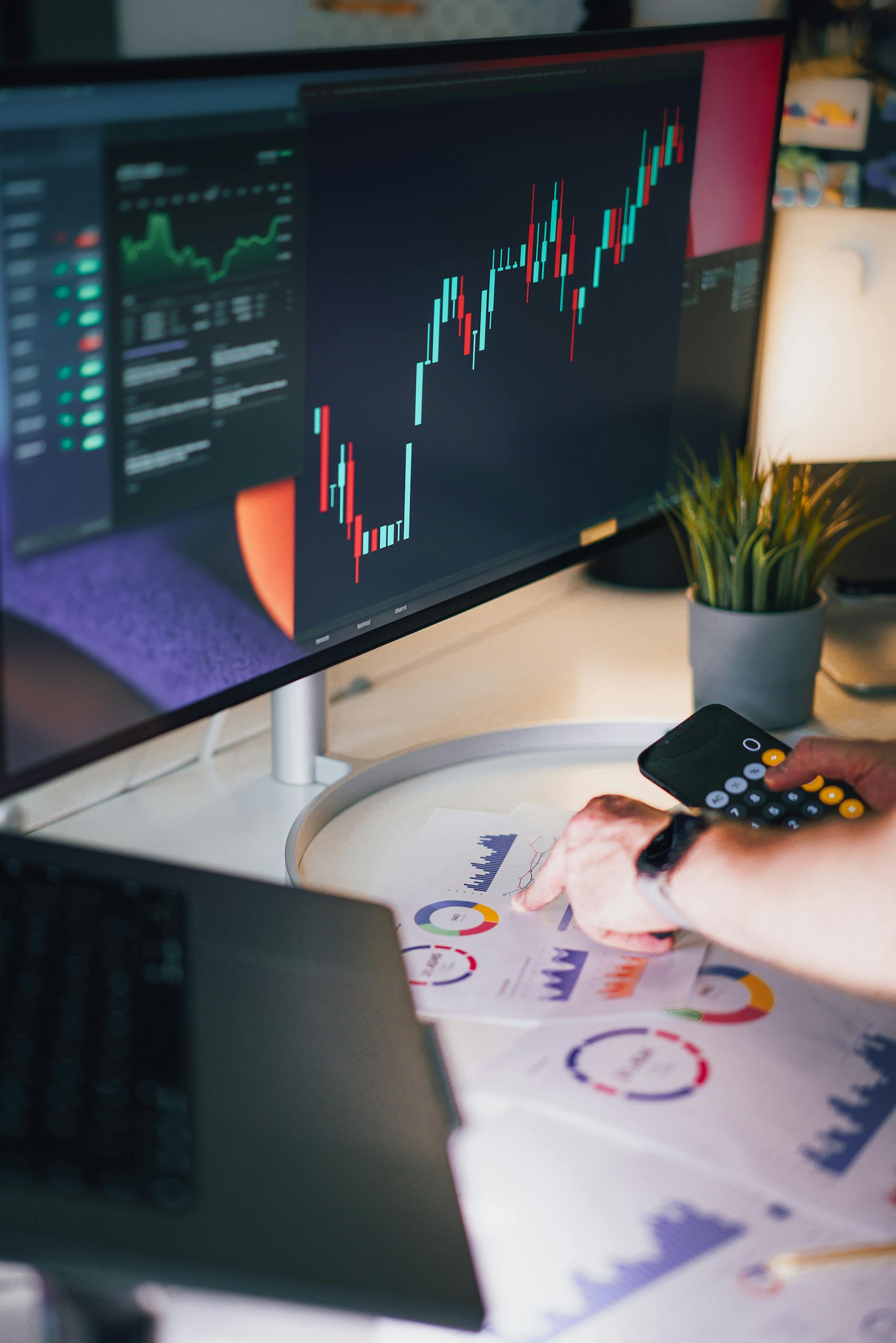 Bureau moderne avec un écran sur lequel se trouve des courbes financières et des outils, idéal pour un business analyste.